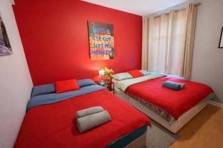 Cheerful 4 bedrooms home 8 mn to train station Sleeps 20 - 3