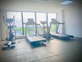 Luxury 1-Bedroom Apartment with Gym & Rooftop Pool - Airport Residential - 7