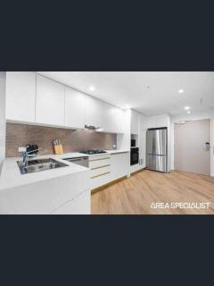 apartment in Tryp by Wyndham near broadwater - 0