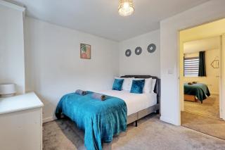 Spacious 4BR Townhouse, Sleeps 9, Fast WIFI, FREE PARKING, Contractor friendly - 2