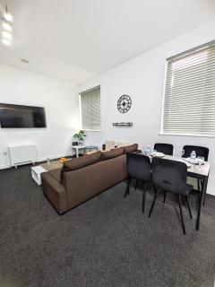 Spacious and Modern 2BR Apartment - Free Parking - 7