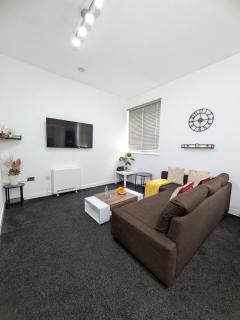 Spacious and Modern 2BR Apartment - Free Parking - 6