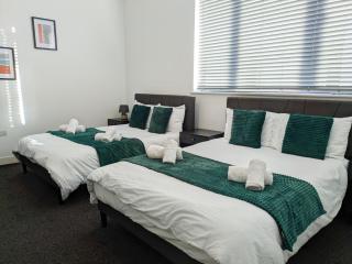 Spacious and Modern 2BR Apartment - Free Parking - 2