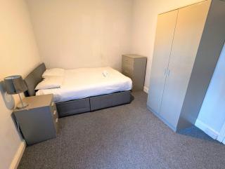 6 bedroom, 3 shower practical home - 6