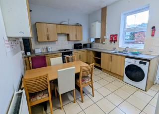 6 bedroom, 3 shower practical home - 3