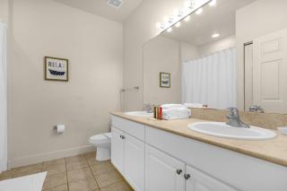 3 Bedrooms 2 Bathrooms Lucaya Village 8-106 - 4