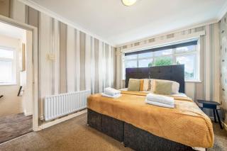 Modern Four Bedroom House Sleeps Eight with driveway parking and ultra fast WIFI Close to NEC JLR HS2 Birmingham Airport Solihull Hospital - 1