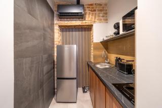 The Parkside ground-floor apartment with street parking - 8