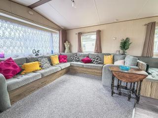 Homely 8 Berth Caravan At Broadland Sands Holiday Park, Suffolk Ref 20154Bs - 3