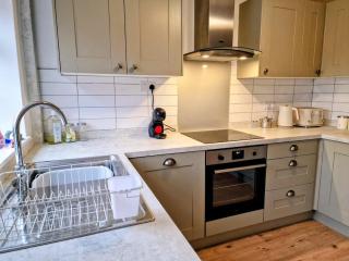 Central modern home with parking - 5