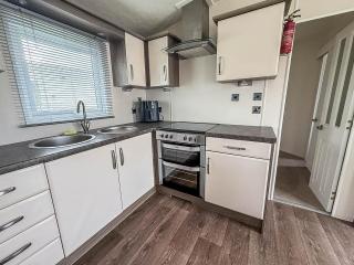 Caravan With Stunning Sea Views At Broadland Sands Holiday Park Ref 20274Bs - 2