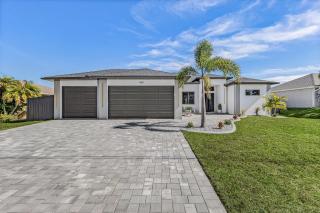 Saltwater Pool, Game Room & Canal-View Escape - Gold Coast Getaway - Roelens - 3