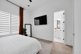 Accessible 3 Bedroom Home with Private Entrance Game Room and Parking for 6 - 6