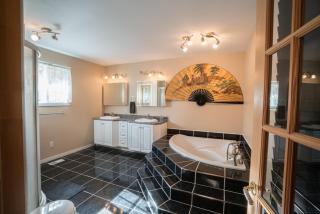 Spacious, Cozy Waterfront Cottage with Hottub and Sauna - 4