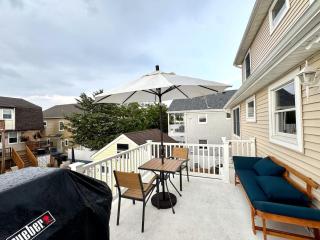 Bright Lavallette 4BR Private Yard Walk to Beach - 8