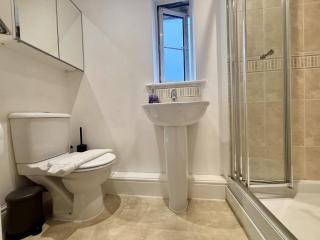 Bracknell Stylish 2 Bedroom Top Floor Apartment - 9