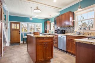 Sunny Side Cottage - Hot Tub - Fire Pit- Family Friendly - 1