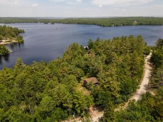 Lakeside Getaway Fox Point Cabin - 5