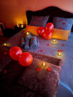 Suite romantique avec jaccuzzi - proche des lacs - La secrète room - 9
