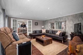 6 Bedroom - The Old Bakehouse Historic Home - 8