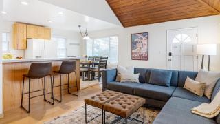 Sunny Venice Beach Home with Open Living Walkability to Abbot Kinney Venice Drift by AvantStay - 6