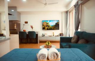 NEON - Nirvana Stays With PVT Balcony -1 Km from Airport - 1