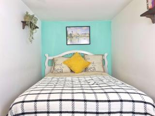 Spacious 1 BD + 1 Den near Marina and Canal - 9