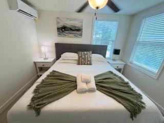 Boardwalk Bungalow 2 Up to 3 - 7