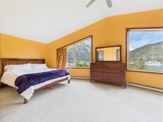 Juneau Escape Ocean Views, Deck & Soaking Tub - 7