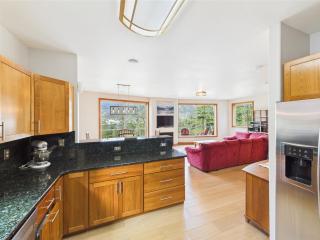 Juneau Escape Ocean Views, Deck & Soaking Tub - 2