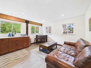 Forest-View 1BR w Hot Tub Near Downtown Juneau - 4