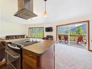 Scenic 3BR Retreat w Ocean & Mountain Views - 7