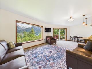 Scenic 3BR Retreat w Ocean & Mountain Views - 6