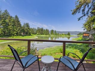 Waterfront 5-Bedroom Retreat w Sauna & Firepit - 9