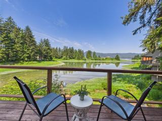 Coastal Escape w Sauna, Soaking Tub & Bay Views - 9