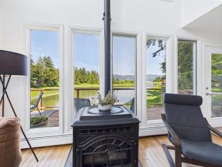 Coastal Escape w Sauna, Soaking Tub & Bay Views - 1