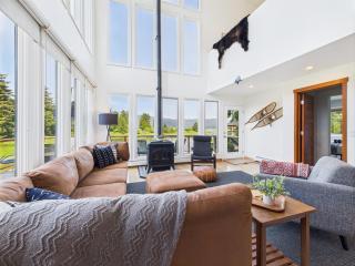 Coastal Escape w Sauna, Soaking Tub & Bay Views - 6