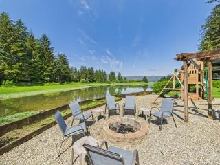 Coastal Escape w Sauna, Soaking Tub & Bay Views - 4