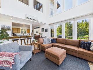 Coastal Escape w Sauna, Soaking Tub & Bay Views - 2