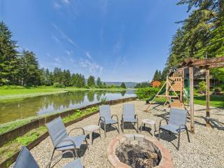 Hi Tide Retreat w Bayfront Deck & Ocean Views - 0