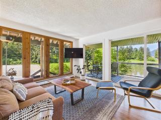 Hi Tide Retreat w Bayfront Deck & Ocean Views - 7