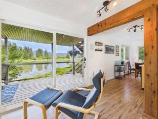 Hi Tide Retreat w Bayfront Deck & Ocean Views - 8