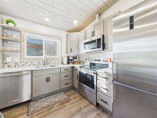 Sunny Point 2BR with Deck & Mountain Views - 8