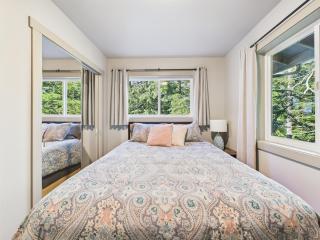 Sunny Point 2BR with Deck & Mountain Views - 2