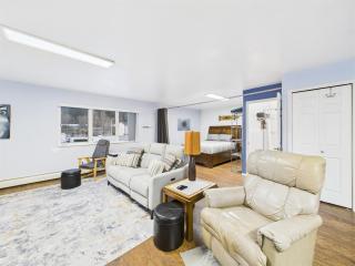 Large Juneau Loft w Full Kitchen, WD & Workspace - 8