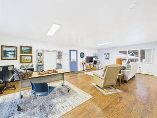 Large Juneau Loft w Full Kitchen, WD & Workspace - 5