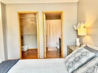 Peg City Queen Guest Suite & Ensuite Bath With Parking - 7