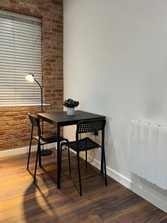 New & Modern 2-Bed Flat in City Centre - 2