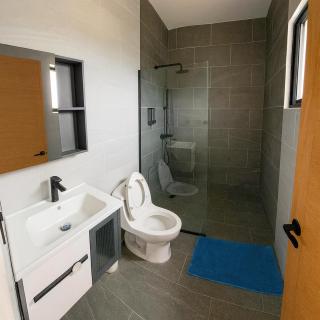 Modern 3 Bedroom Penthouse Apartment with Free Parking - 9