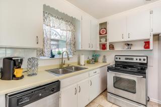 Deck, Grill and Fire Pit Jacksonville Family Home - 1